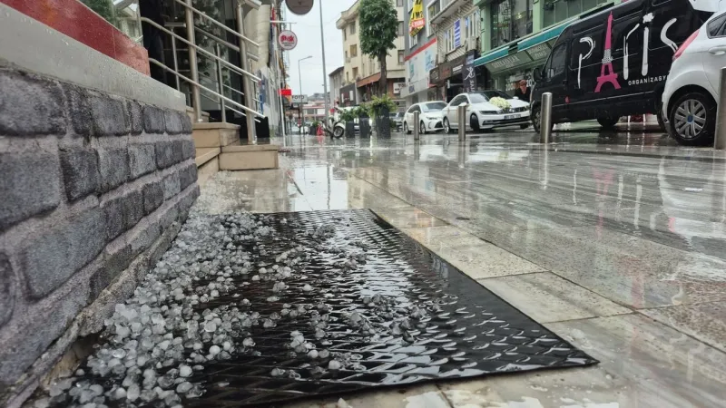Düzce'de Şiddetli Dolu Alarmı! Vatandaşlar Ne Yapacağını Şaşırdı