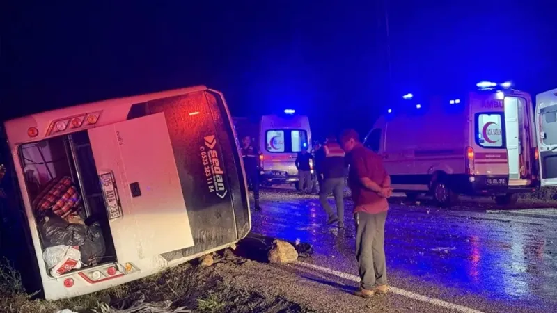 Göçmenleri Taşıyan Minibüs Devrildi! Acı Haber Geldi