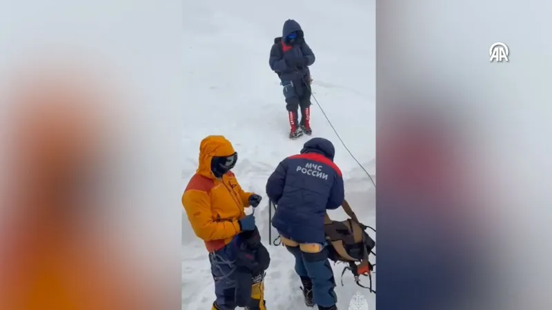 Elbruz Dağı'nda mahsur kalan 2 Türk vatandaşı hayatını kaybetti