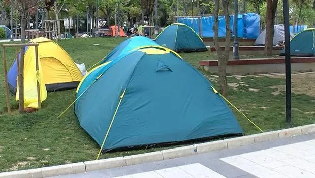 İstanbul'da bazı vatandaşlar parklarda sabahladı