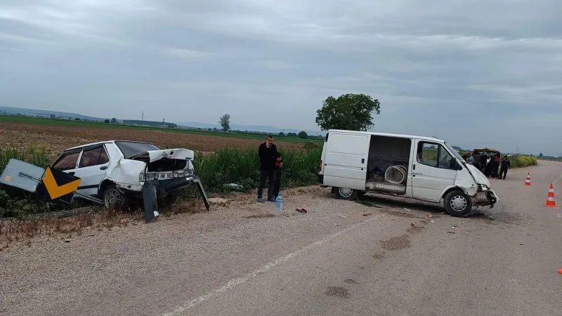 Bursa'da Minibüs Kazası! Park Halindeki Araca Çarptı: 8 Yaralı