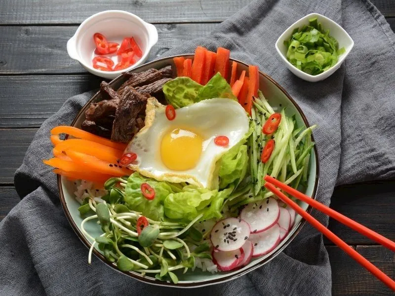 Sebzeli Bibimbap Tarifi: Kore'nin Lezzet Sırrı!