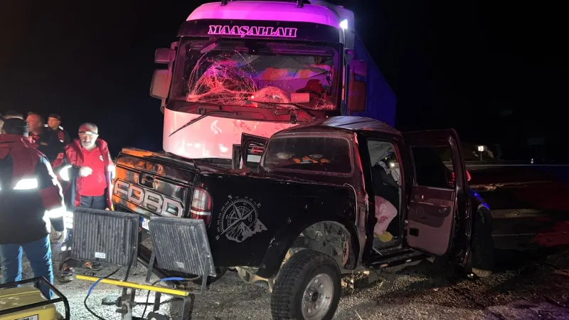 Sivas'ta Feci Kaza! Tır ve Pikap Çarpıştı: 1 Ölü!
