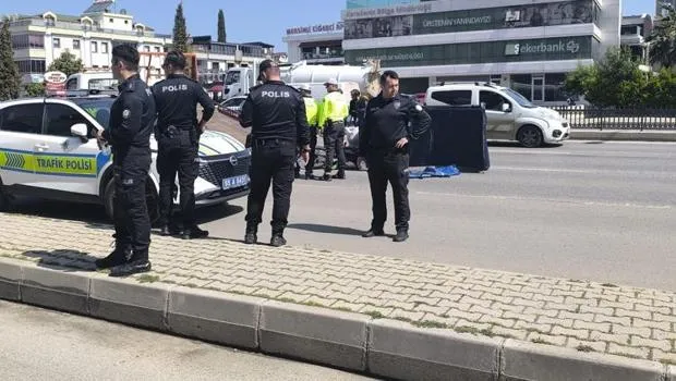 TIR'ın Sağından Geçmek İstedİ! Feci Kaza!