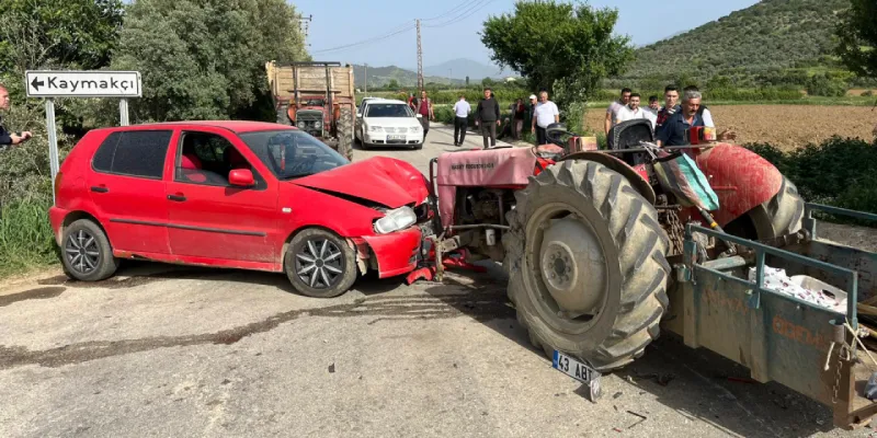 Traktör Kazası: Otomobil Paramparça! İzmir'de 4 Yaralı