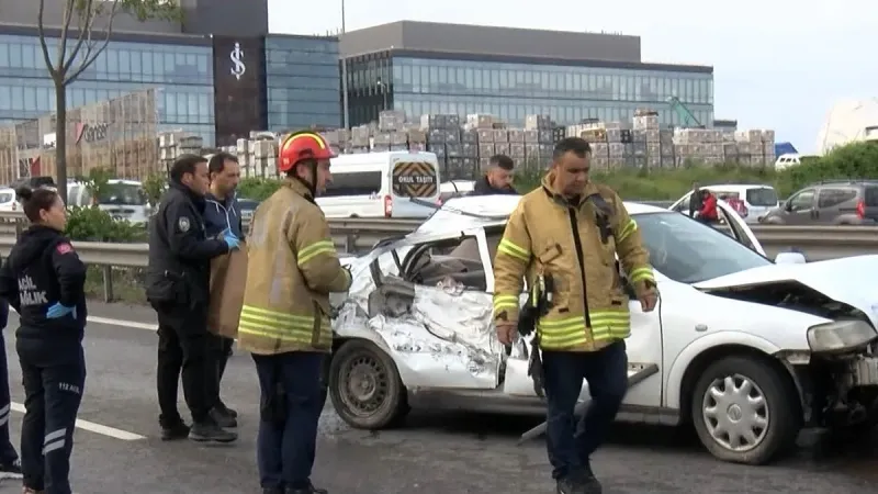 Tuzla'da Feci Kaza! Otomobil Bariyerlere Çarptı: 1 Ölü, 4 Yaralı