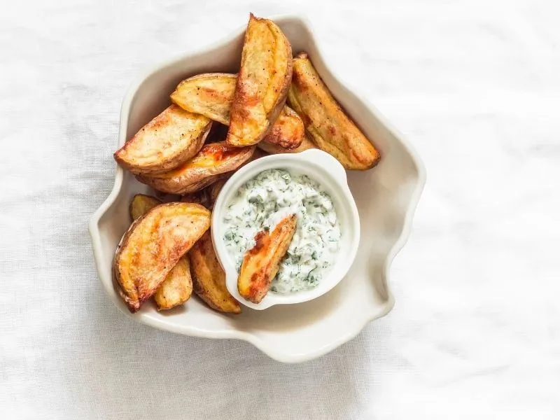 Tzatziki Soslu Patates: Yaz Sofralarının Yıldızı!