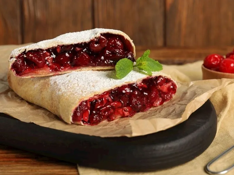 Vişneli Strudel Tarifi: Çıtır Lezzet, Pratik Hazırlık!