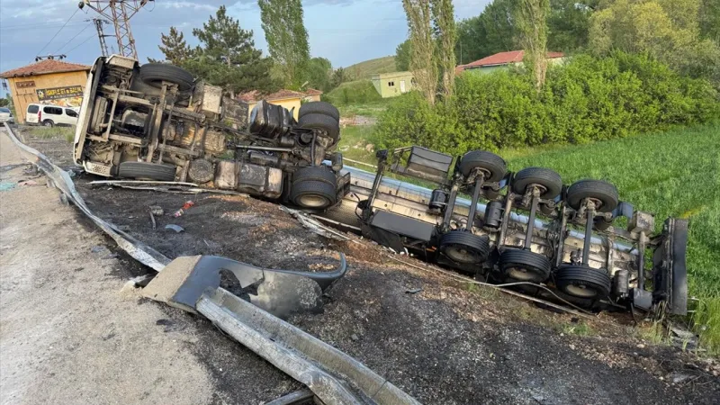Yozgat'ta Tanker Devrildi! Soya Yağı Tarlaya Aktı!