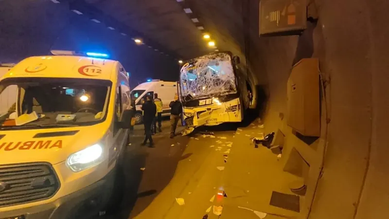 Osmaniye’de kaza: Yolcu otobüsü ile TIR çarpıştı! 5 yaralı