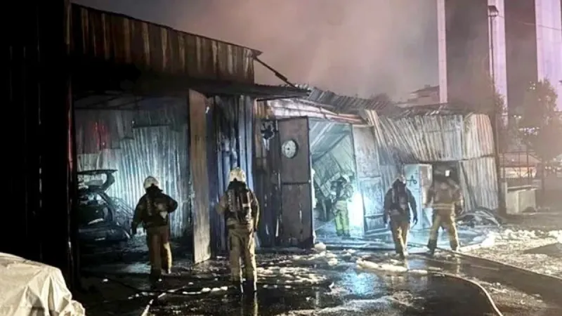 İstanbul'da Korkunç Yangın! 10 Araç Kül Oldu!