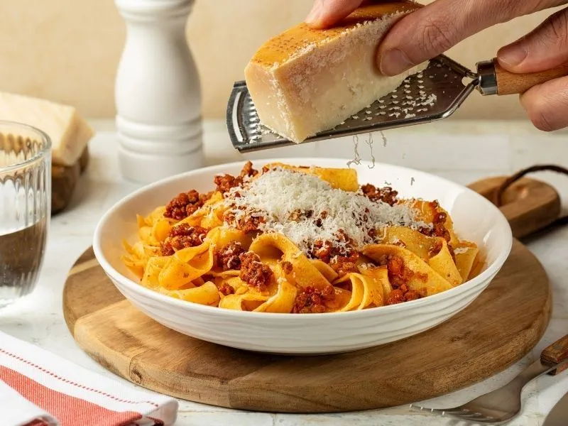 Pappardelle Bolognese: İtalyan Lezzetini Evde Yakala!