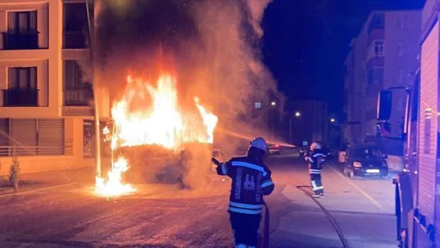 Park halindeki araç alev topuna döndü