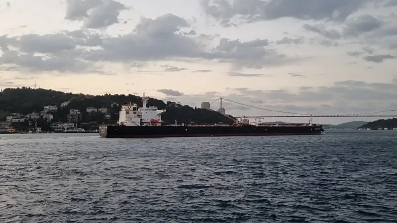 Petrol tankeri arızalandı: İstanbul Boğazı çift yönlü trafiğe kapatıldı!