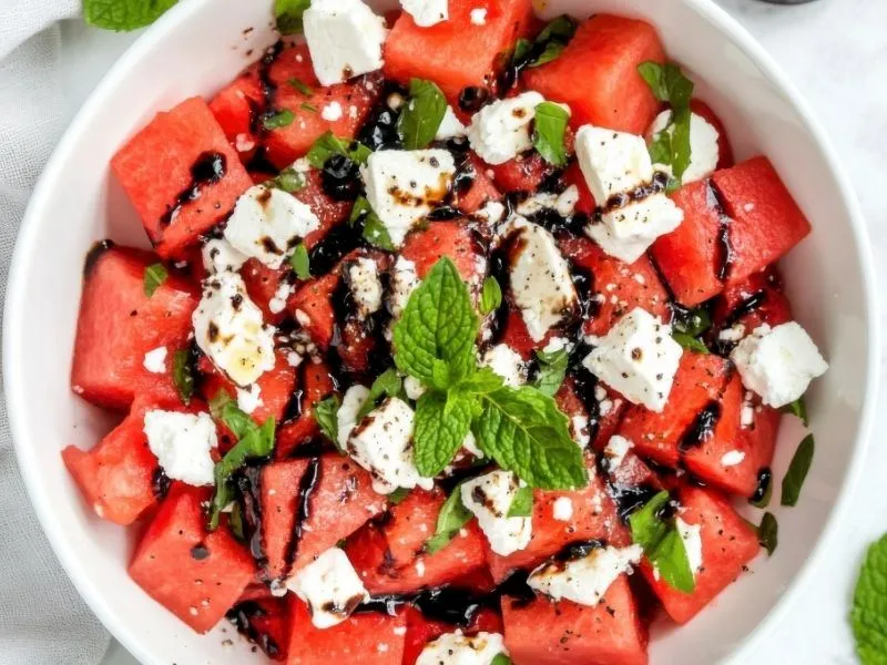 Peynirli Karpuz Salatası: Yazın En Hafif Lezzeti!