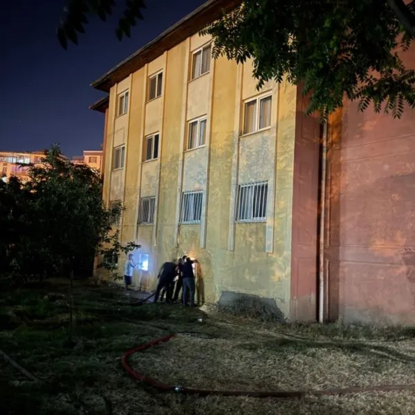Siirt'te Lojman Yangını! 13 Kişi Hastanede, Sebebi Şok Etti!