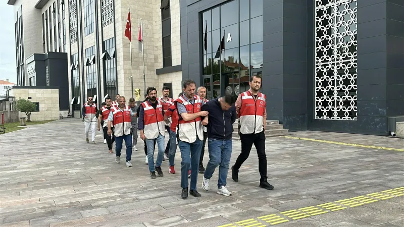 Polis motosikleti genç kıza çarpmıştı; yakalanan 5 şüpheli adliyede