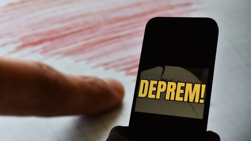 Korkutan Deprem! İzmir ve Antalya Sallandı! İşte İlk Detaylar