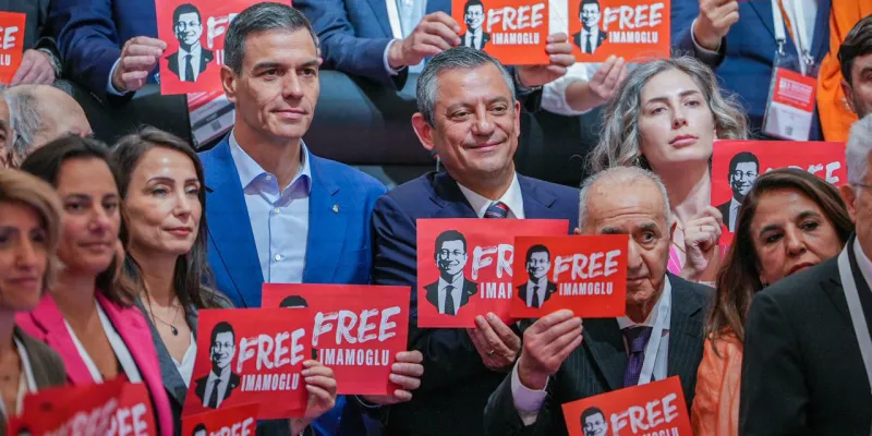 Sosyalist Enternasyonel'den aile fotoğrafı! Hatimoğulları da İmamoğlu dövizini kaldırdı