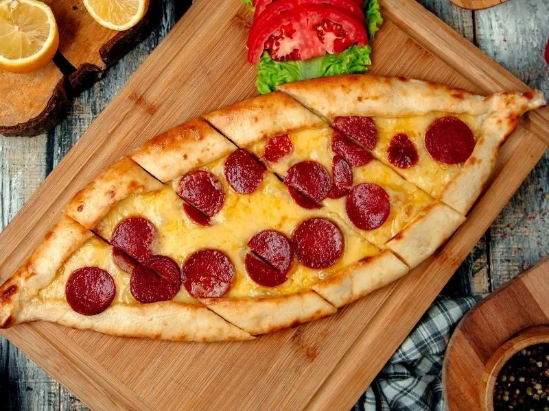 Sucuklu Kaşarlı Pide Tarifi
