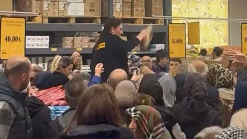 Bursa'da İndirim Çılgınlığı! Süpermarkette Kampanya İzdihamı