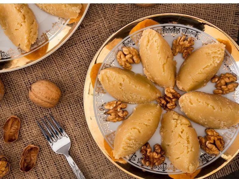 Sütsüz Un Helvası