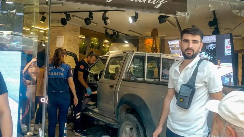 Manisa'da Tansiyonu Düşen Sürücü Mağazayı Pert Etti! Şoke Eden Anlar