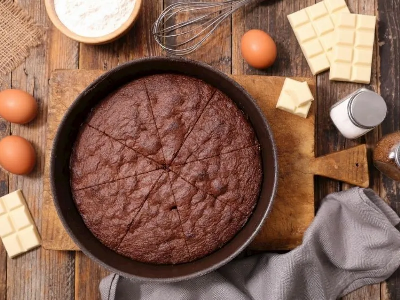 Tek Tavada Beyaz Çikolatalı Kek: Şipşak Hazır!