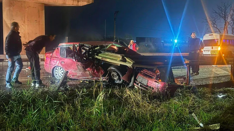 Tekirdağ'da otomobil bariyere çarptı: 2 ölü, 1 yaralı
