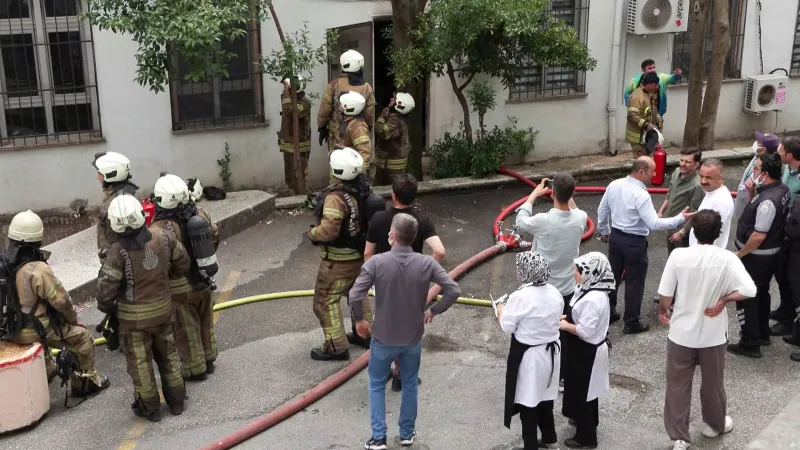 Üsküdar Devlet Hastanesinin ecza deposunda yangın çıktı