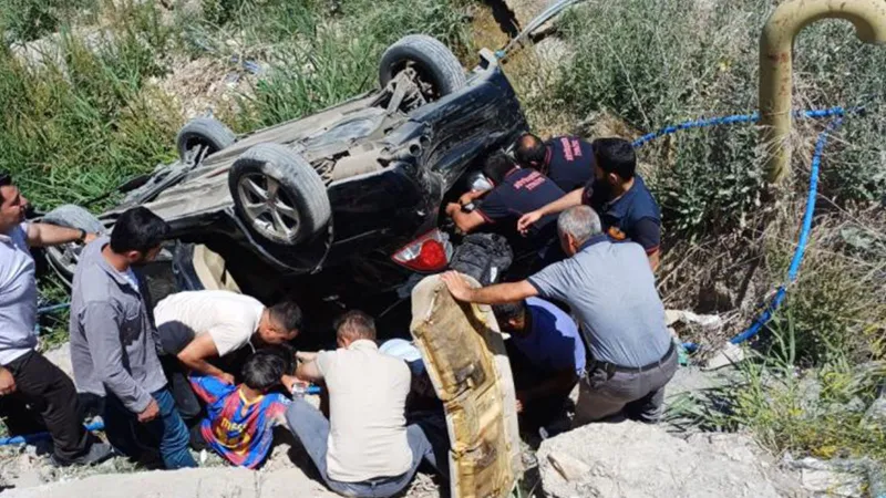 Van'da Feci Kaza! Dereye Uçan Araçta 5 Yaralı!