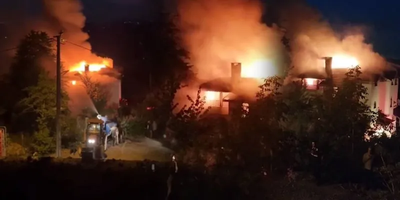Yalova'da Çatı Yangını! Alevler Yükseldi, Neler Yaşandı?