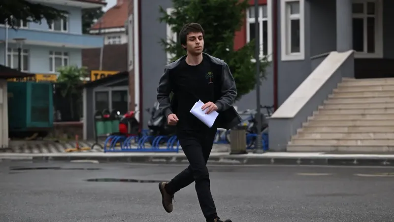 YKS maratonundan dikkat çeken manzaralar! İmdada yine polisler yetişti