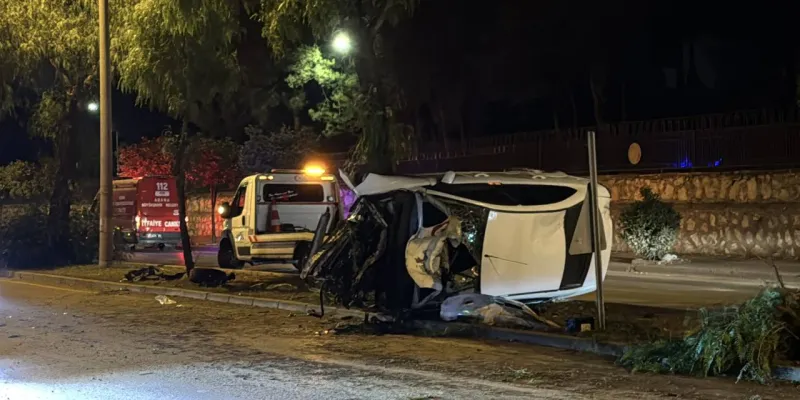 Adana Yüreğir'de Korkunç Kaza! Otomobil Ağaçlara Çarptı: 5 Yaralı